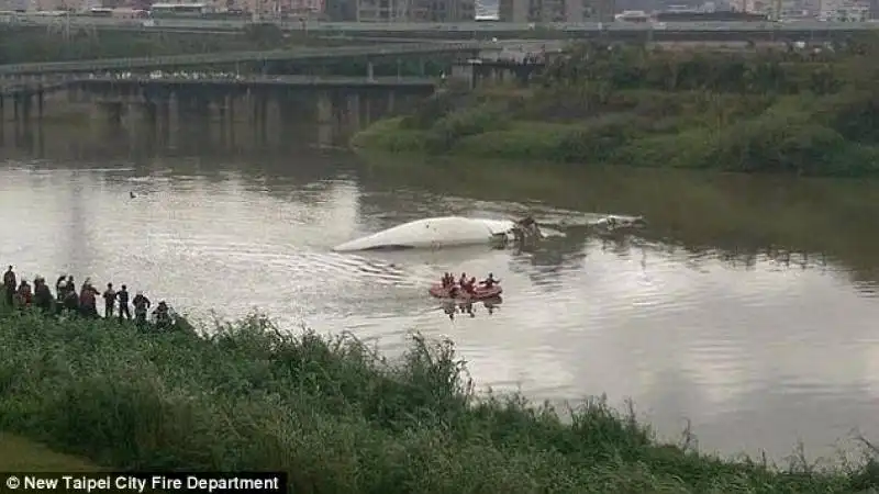 taiwan   un aereo in volo tocca un ponte e cade nel fiume  3