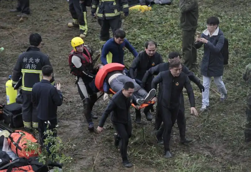 taiwan   un aereo in volo tocca un ponte e cade nel fiume  4