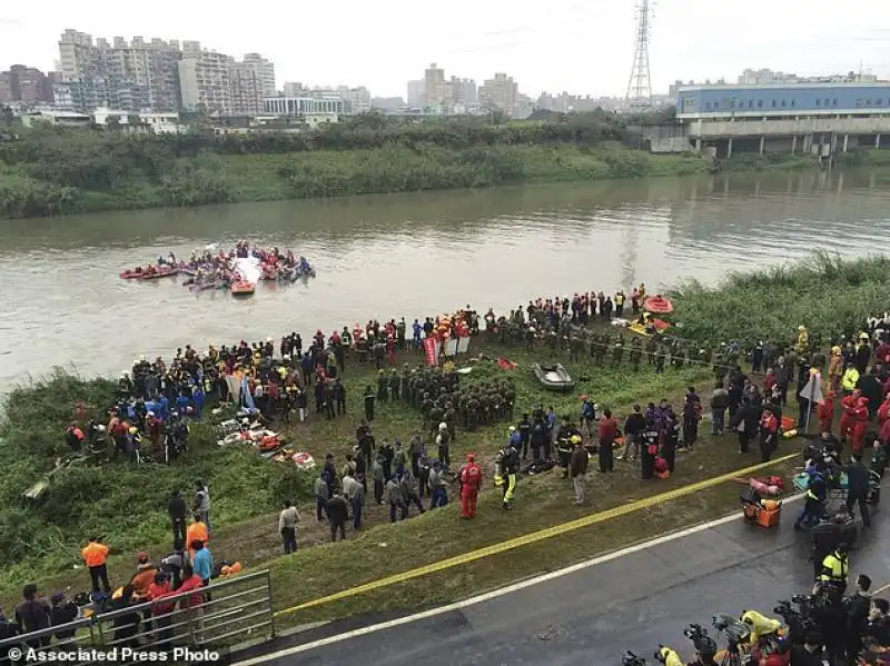 taiwan   un aereo in volo tocca un ponte e cade nel fiume  6