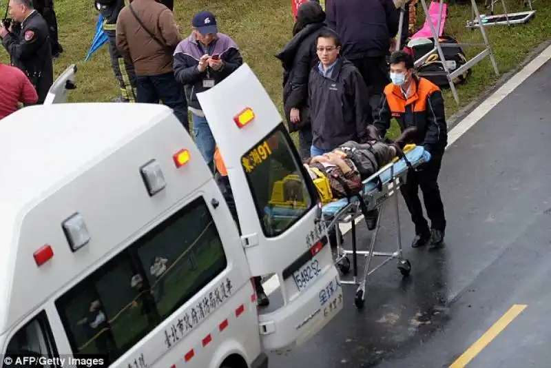 taiwan   un aereo in volo tocca un ponte e cade nel fiume  8