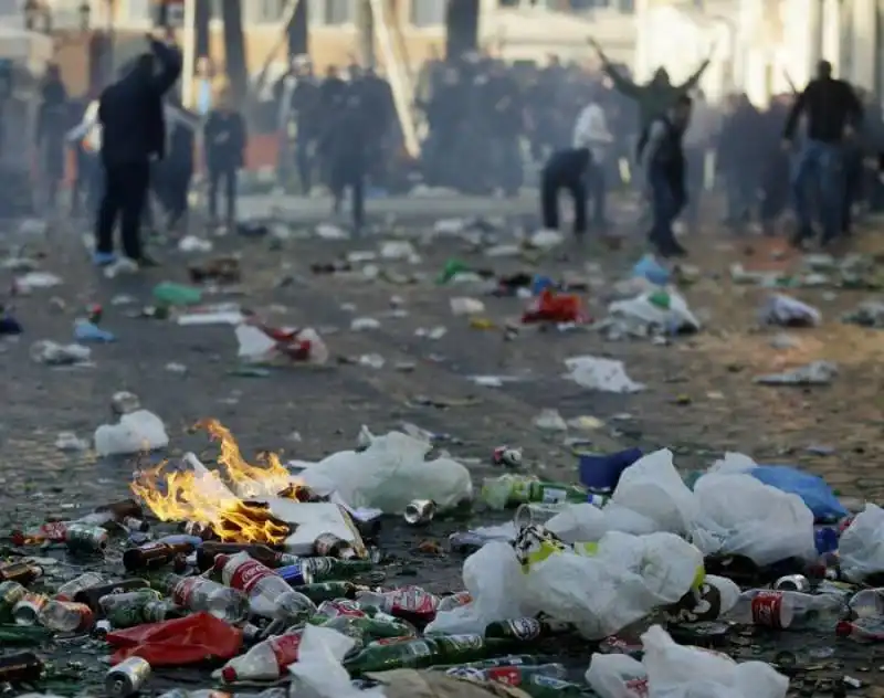 tifosi feyenoord in azione a piazza di spagna