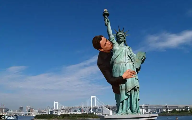 travolta con statua della liberta