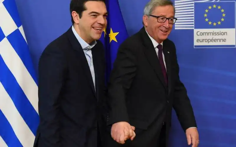 tsipras per mano con juncker