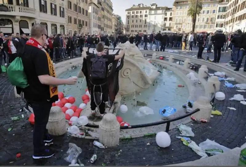 vandalismo dei tifosi del feyenoord  43