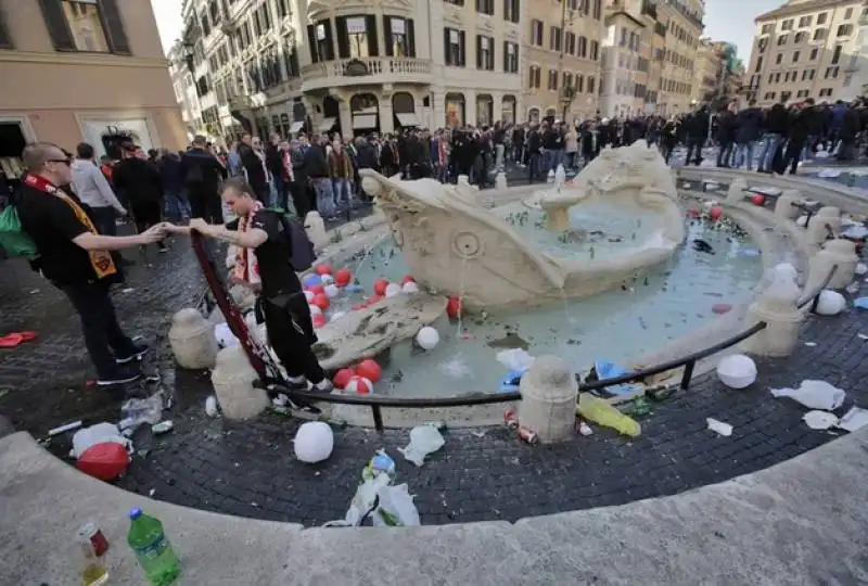 vandalismo dei tifosi del feyenoord  44