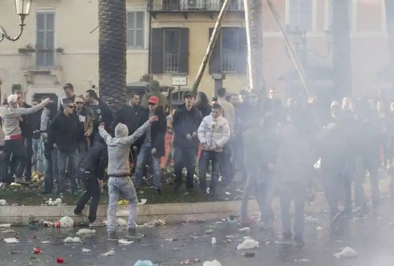 vandalismo dei tifosi del feyenoord  45