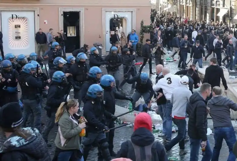 vandalismo dei tifosi del feyenoord  50