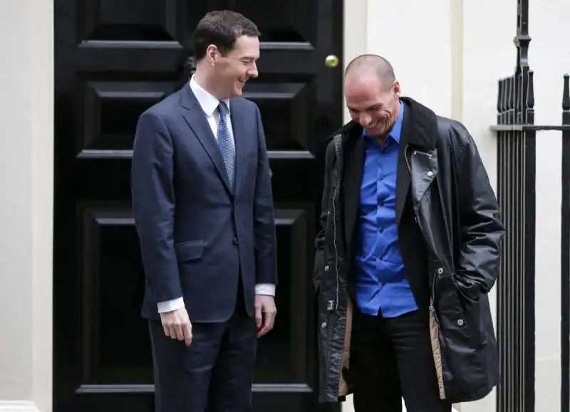 VAROUFAKIS SCAMICIATO E SENZA CRAVATTA CON OSBORNE