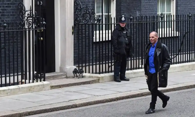 VAROUFAKIS SCAMICIATO E SENZA CRAVATTA VA A INCONTRARE OSBORNE A DOWNING STREET