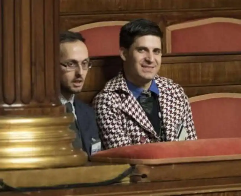 BACIO GAY SENATO