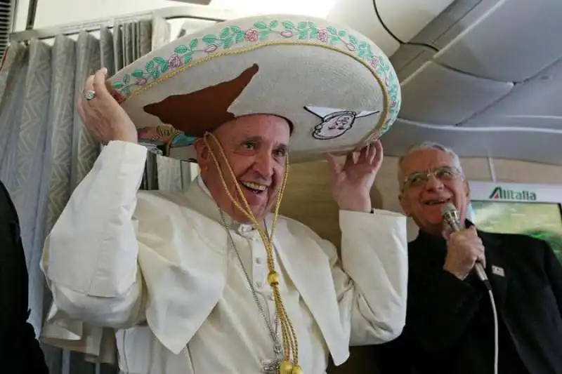 BERGOGLIO CON IL SOMBRERO E PADRE LOMBARDI