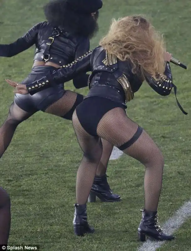 beyonce sul prato del superbowl