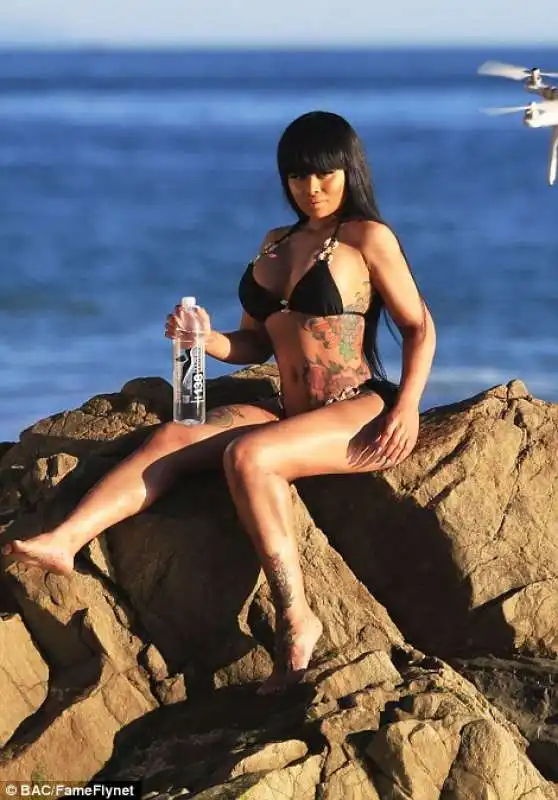 blac chyna posa per lo spot della acqua