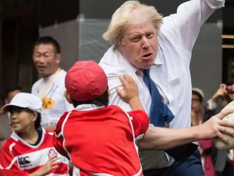 boris johnson travolge un povero bimbo giapponese  4