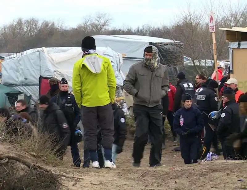 calais   scontri tra polizia e migranti  4