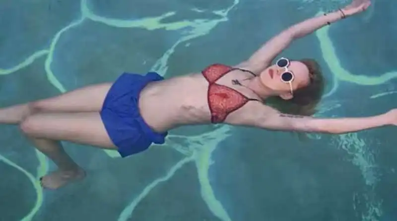 dakota sexy nel remake de la piscina