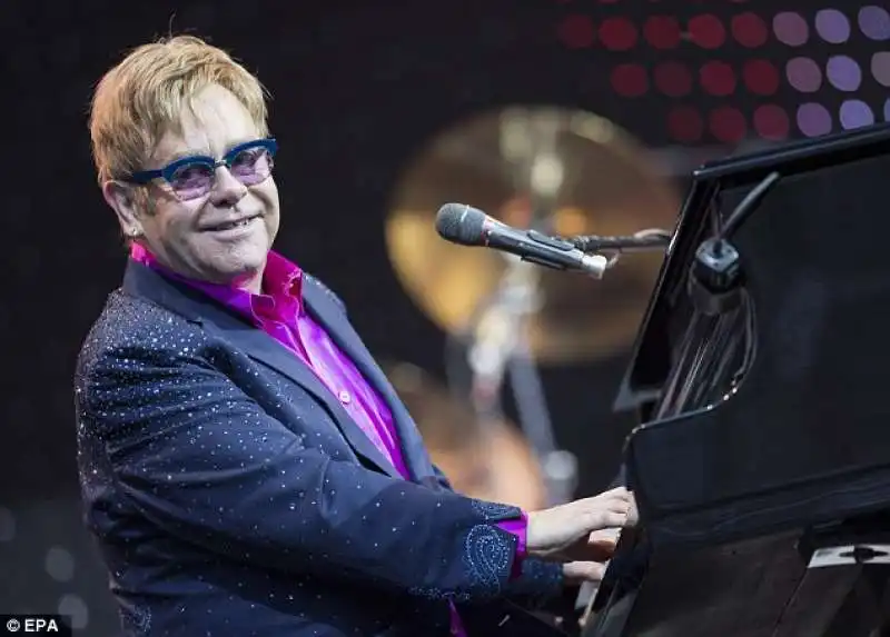 elton john al piano