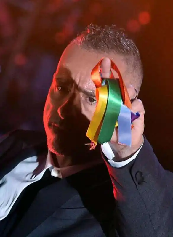 eros ramazzotti e i nastrini arcobaleno 