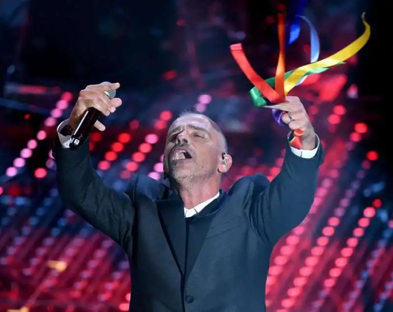 eros ramazzotti e i nastrini arcobaleno