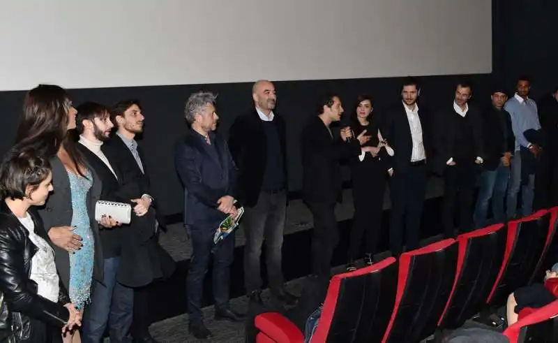 il cast del film saluta il pubblico in sala