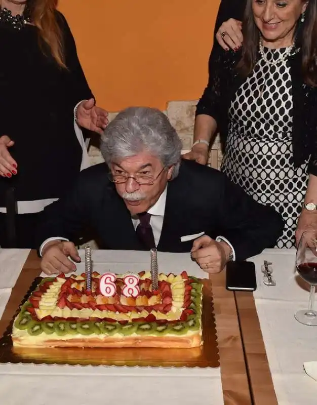 il senatore razzi spegne le candeline della torta