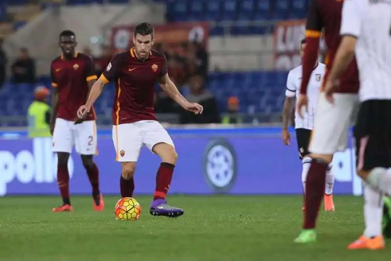 kevin strootman in azione in roma palermo 2