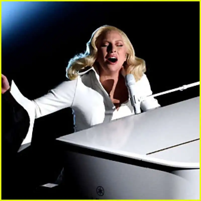 lady gaga al pianoforte per gli oscar