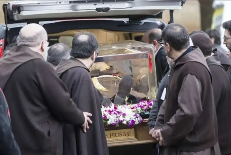 le spoglie di padre pio arrivano a roma 7