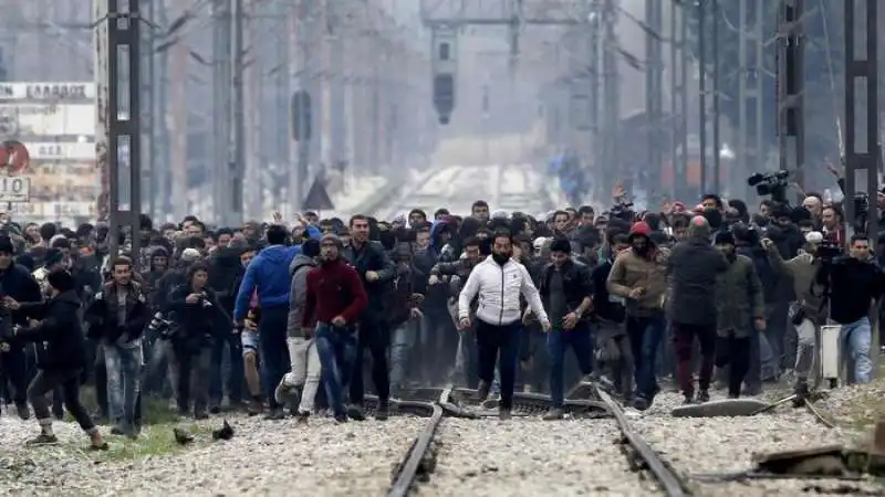 MIGRANTI SFONDANO BARRIERA GRECIA MACEDONIA 4 (ANSA)