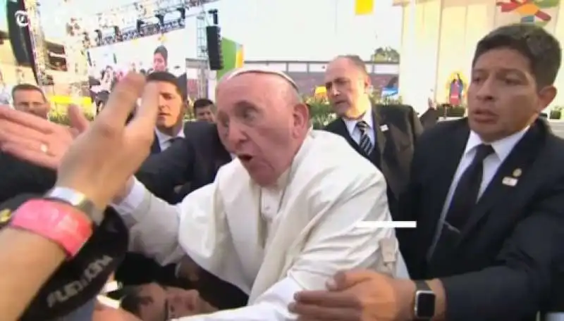 papa francesco strattonato in messico  2