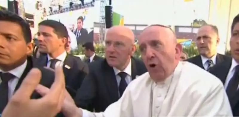 papa francesco strattonato in messico  3