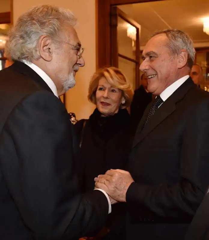 placido domingo saluta il presidente pietro grasso e la moglie maria