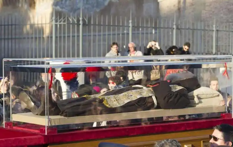 processione con le spoglie di padre pio e san leopoldo mandic    2