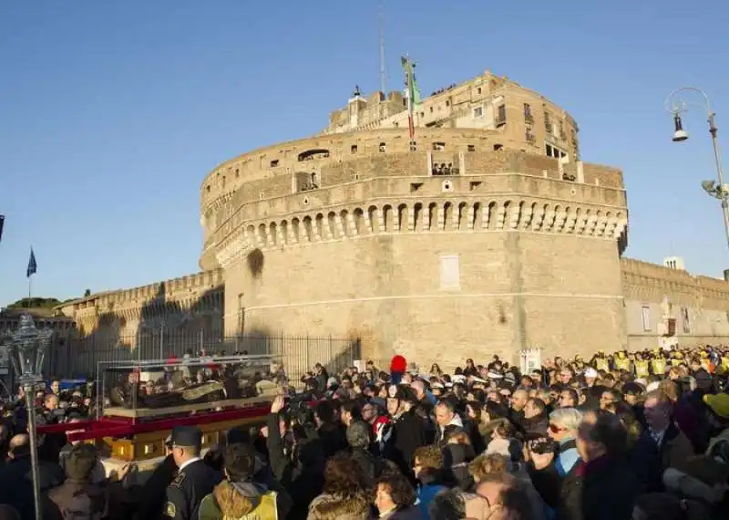 processione con le spoglie di padre pio e san leopoldo mandic    5