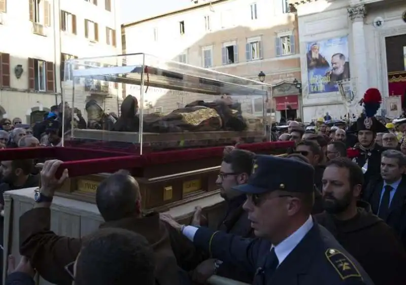 processione con le spoglie di padre pio e san leopoldo mandic    8