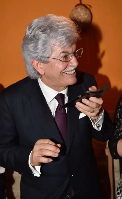 razzi antonio al telefono con lino banfi riceve gli auguri