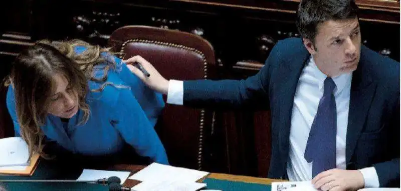 RENZI TOCCA LA SCHIENA DELLA BOSCHI