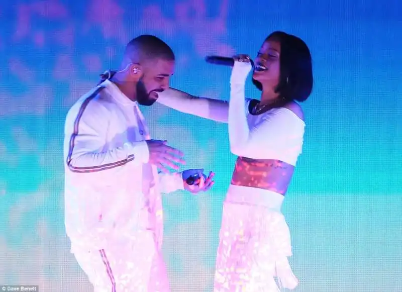 rihanna con drake ai brit awards