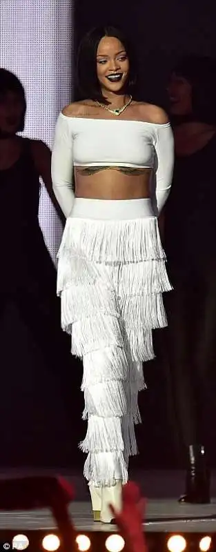 rihanna frange e niente reggiseno