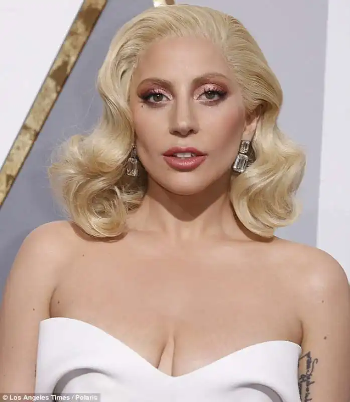 scollatura lady gaga agli oscar