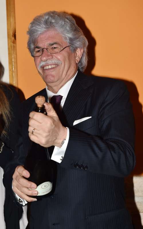 spumante per brindare al compleanno di antonio razzi