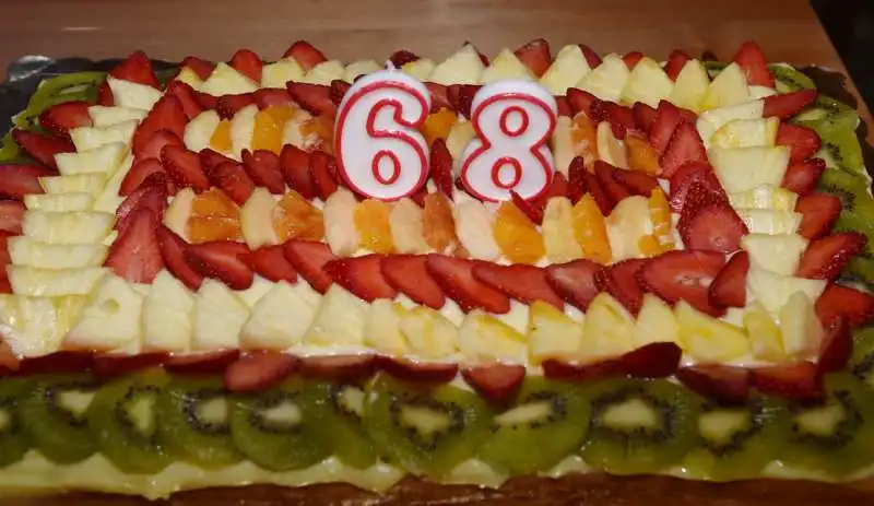 torta di compleanno per il senatore razzi