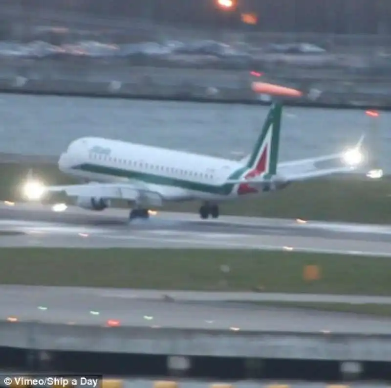 volo  alitalia  atterraggio a londra