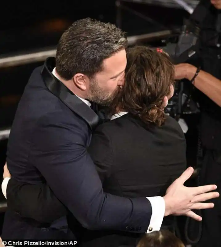 abbraccio tra ben e casey affleck