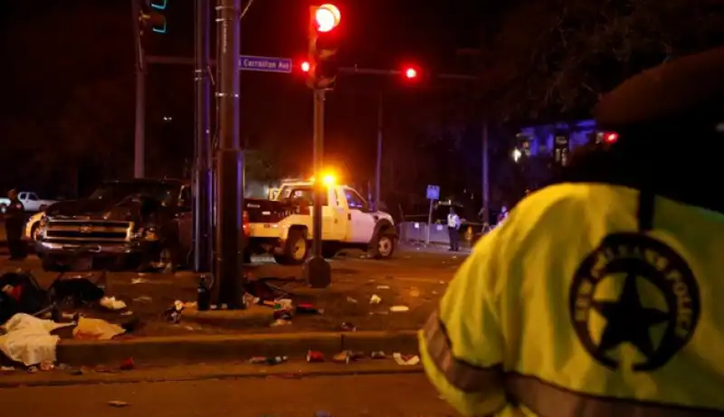 AUTO SULLA FOLLA A NEW ORLEANS