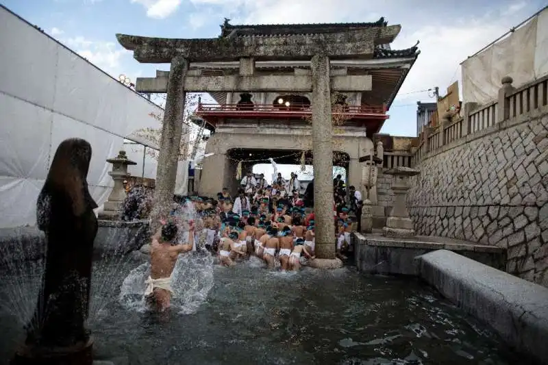 bagno nella fontana gelata