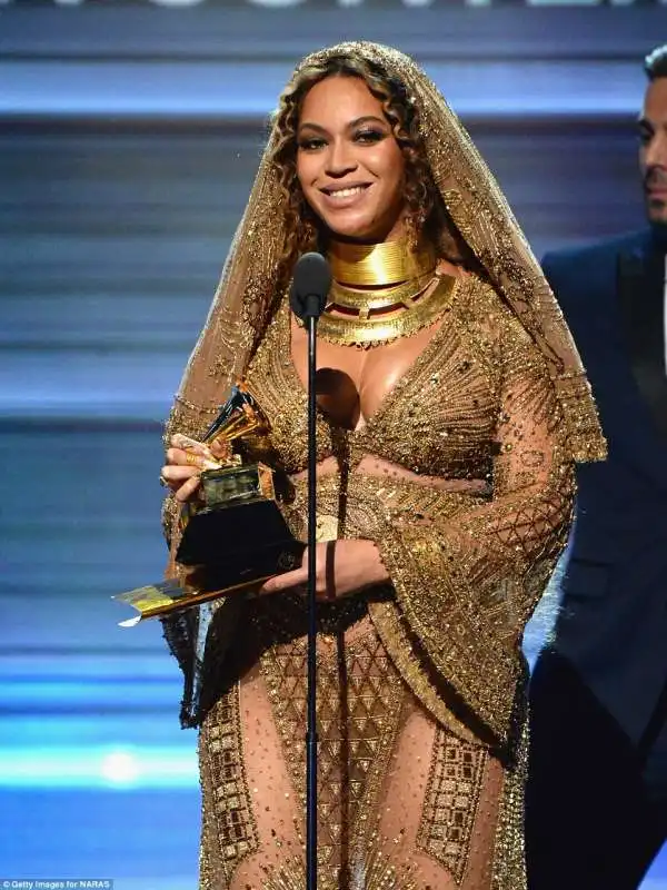 beyonce incinta ai grammy