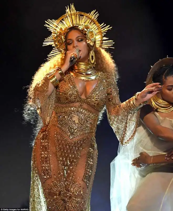 beyonce madonna dorata ai grammy