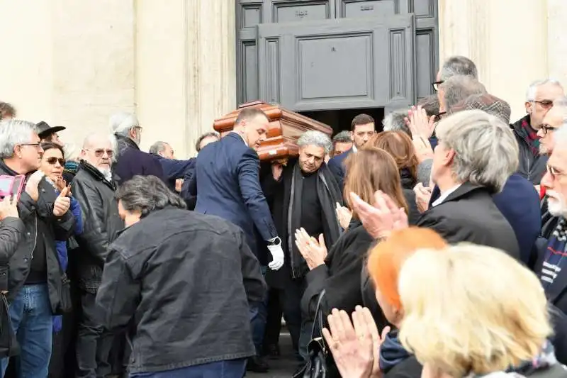 funerale di jannis kounellis   uscita dalla chiesa