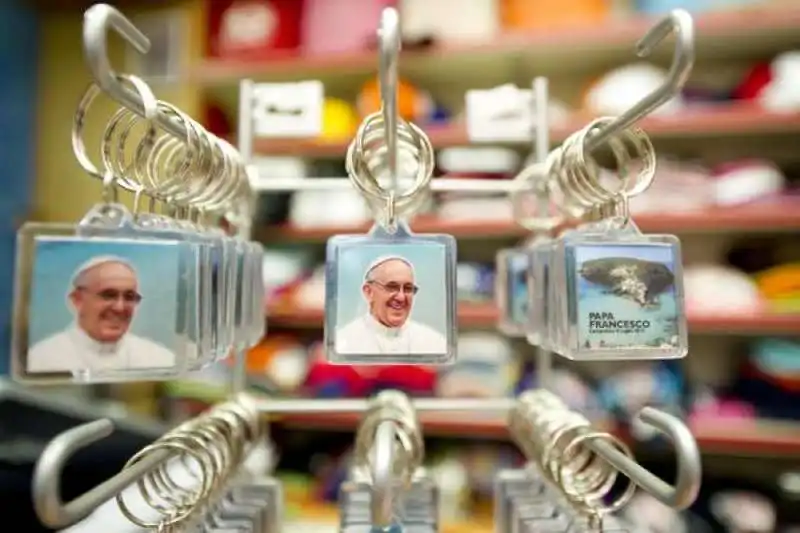 GADGET CON L IMMAGINE DI PAPA BERGOGLIO 3